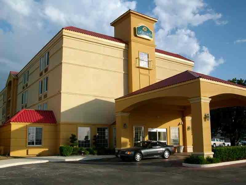 La Quinta Inn & Suites Tulsa Exterior photo