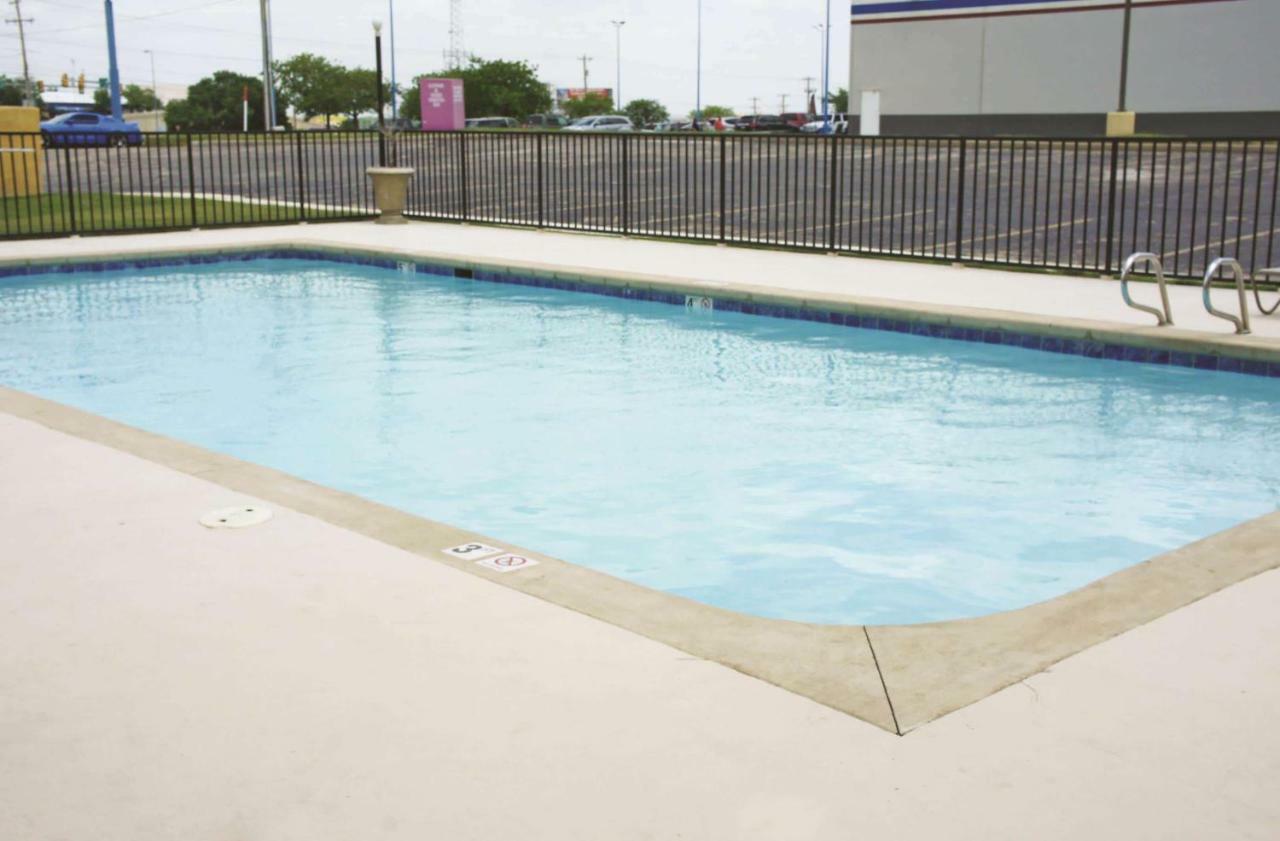 La Quinta Inn & Suites Tulsa Exterior photo